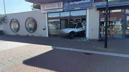 Gevel van leegstaand pand aan diggelen nadat auto binnenrijdt