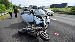 Motorrijder belandt tussen twee auto's op A27