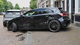 Busje botst tegen geparkeerde auto