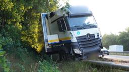 Vrachtwagen belandt in berm A27