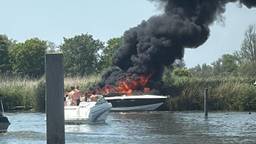 Grote brand op speedboot in de Biesbosch