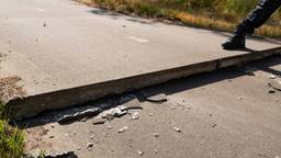 Betonblok door warmte omhoog gekomen wielrenner ernstig gewond