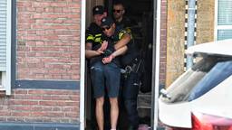 Agenten met getrokken wapens omsingelen huis na melding over vuurwapen
