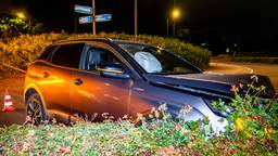Auto crasht op rotonde bij Veghel