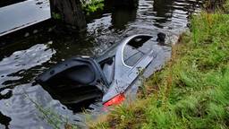 Auto verdwijnt bijna helemaal onder water in kanaal, bestuurder opgepakt