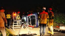 Automobilist zwaargewond bij crash, auto belandt op zijkant op parallelweg