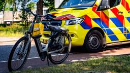 Vrouw valt van fiets en raakt gewond