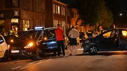 Auto botst op taxi in Breda