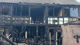 Drie huizen zijn zondagochtend door brand verwoest aan de Wijsthoek in Uden.