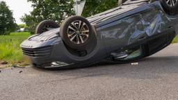 Auto belandt op de kop na botsing