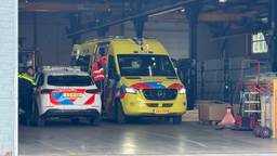 Man raakt bekneld tussen een vrachtwagen en een container
