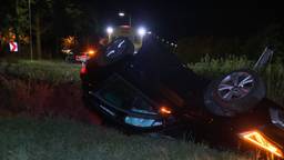 Een auto is zondagnacht gecrasht op de Rijksweg-Noord bij Zegge. De auto vloog uit de bocht en belandde ondersteboven in een greppel.
