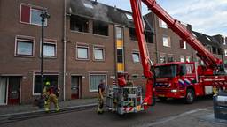 Hevige brand in appartement, twee mensen uit huis gehaald met hoogwerker