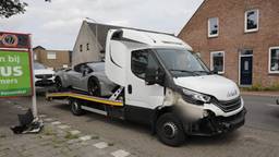 Een autotransporter is op een spoorwegovergang in botsing gekomen met een trein