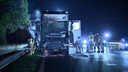 Vrachtwagen vat vlam op A17