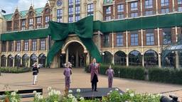 Efteling opent Grand Hotel met reuzenstrik en pakt wereldrecord