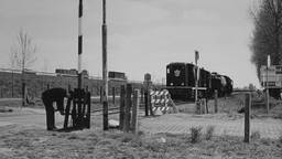 Een van de laatste treinen, het gaat om een sproeitrein die gif spoot om de rails vrij te houden, gaat in 1972 over het spoor (foto: Ton Feijen).