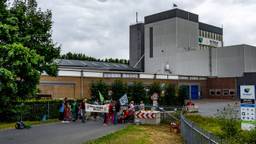 XR blokkeert ingang kippenvoerfabriek uit protest tegen milieuvervuiling