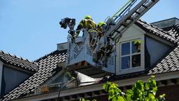 Moeilijk te blussen brand in dak, appartementen ontruimd