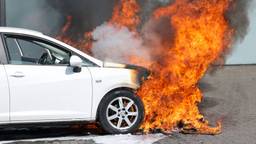 Auto in brand bij garage