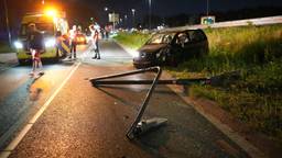 Auto slaat over de kop en rijdt lantaarnpaal uit de grond