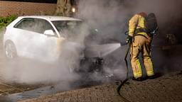 Geparkeerde auto door brand verwoest