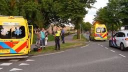 Jongen maakt wheelie op fiets en valt op hoofd