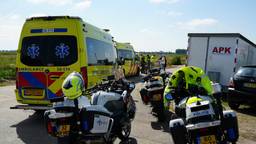 Wielrenner bewusteloos in berm, omstanders beginnen meteen met reanimeren