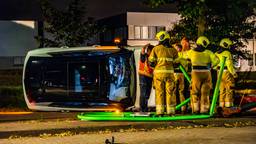Auto raakt lantaarnpaal, crasht en eindigt op zijkant