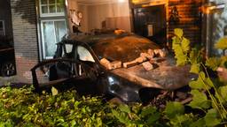 Auto crasht tegen huis: woning staat op instorten, fles lachgas gevonden