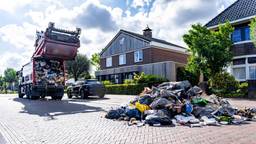 Vuilniswagen dumpt afval op straat na brand in laadbak