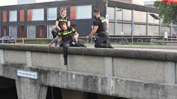 Visser vist jas uit het water, politie doet onderzoek bij brug