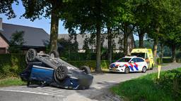Auto op de kop na botsing op kruising