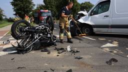 Frontale botsing tussen motor en bestelbus