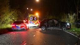 Man gewond bij crash met auto, weg vol brokstukken