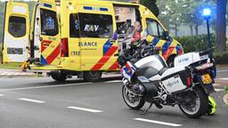 Wielrenner zwaargewond bij aanrijding, traumaheli landt in weiland