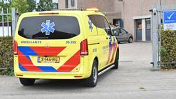 Man raakt gewond aan hand bij ongeluk met wapen in huis