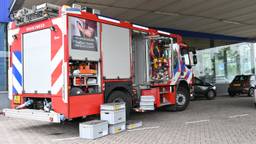 Auto valt in slot met baby erin, ouders bellen de brandweer