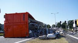 Container met oud ijzer gekanteld