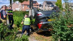 Auto belandt op de kop, bestuurder naar ziekenhuis