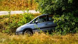Auto belandt na aanrijding in de sloot, vrouw gewond