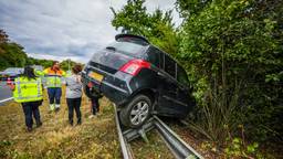 Auto vliegt over vangrail op A270: vrouw ongedeerd, rijstrook afgesloten