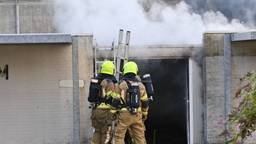 Door nog onbekende oorzaak brak zondagmorgen brand uit aan het Arsenaalpad in Breda. Hierbij ging een aantal opslagruimtes achter het oude belastingkantoor verloren.