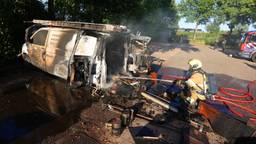 Bus van Bossche dakdekker gaat in vlammen op, getuigen zien auto wegrijden