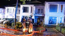 Brand in appartement midden in de nacht, mensen staan op straat