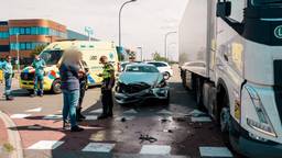 Een vrachtwagen en auto zijn maandagmiddag tegen elkaar gebotst in Waalwijk.