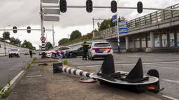 Gewonde bij botsing auto's, verkeerslicht uit de grond gereden