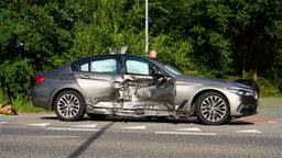 Brandweer knipt auto open na ongeluk