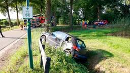 Auto belandt in sloot na aanrijding