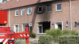 Uitslaande woningbrand: bewoner zeer ernstig verbrand, huizenblok ontruimd